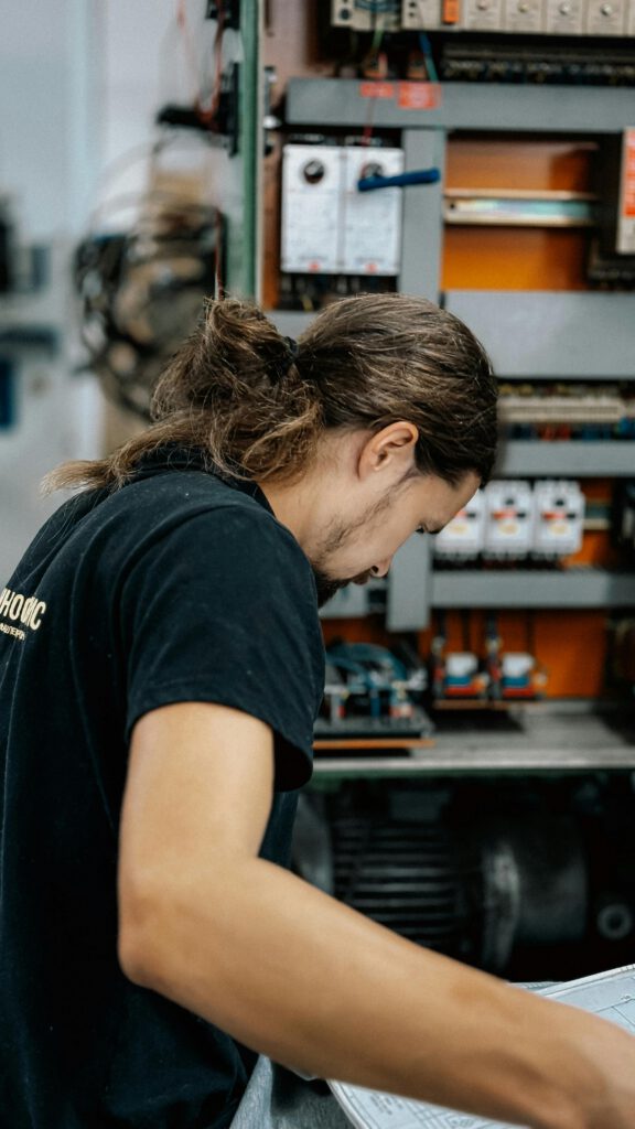 Techniciens réalisant un diagnostic et contrôle d’équipements industriels